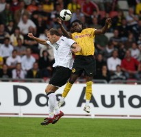 Ein Herr der Lüfte: der kopfballstarke Christoph Keim, links, im Duell mit Tinga im Freundschaftsspiel gegen den BVB