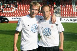 Gemeinsam für das 3:0 verantwortlich: Dennis Tornieporth, li., und Rene Ochs, hier nach dem Hinspielsieg im Auestadion gegen die Gallier