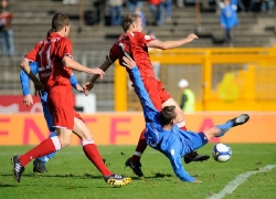 Hier noch beim Torabschluss gestoppt: Christoph Keim (mit der Nr.11 Slava Petrukhin)