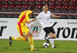 Eckbälle und Flanke zum Tor nach Maß und Marke Dennis Tornieporth (R, Archivfoto)