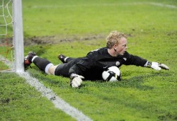 Hier in schwarz, im Stadion am Schönbusch ganz in weiß...und...wie eine weiße Wand:an KSV-Rückhalt Dennis Lamczyk kam kein Ball vorbei