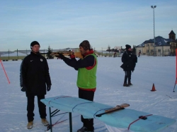 KSV- Konditionstrainer Dominik Suslik (L) assistierte Kuno Hottenrott engagiert im KSV- Trainingsalger in Oberhof