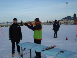 KSV- Konditionstrainer Dominik Suslik (L) assistierte Kuno Hottenrott engagiert im KSV- Trainingsalger in Oberhof 