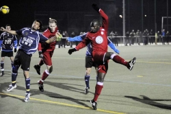 Christoph Keim (M) verpasste in dieser Szene knapp per Kopf das KSV-Führungstor. Rechts KSV-Testspieler Mohammed Camara