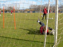 Erfreuen sich erstmals im neuen Jahr an Naturrasen: die KSV-Keeper Dennis Lamcyzk, vorn, und Tobias Wolf