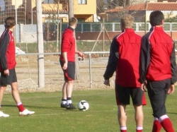 Thorsten Bauer, am Ball, probiert im Trainingslager den No-Look-Pass, umzingelt von den KSV-Abwehrspielern Marcel Stadel, Taka Gundelach und Mentor Latifi, die hier noch passiv blieben