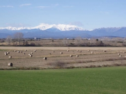 Beim Weg vom Hotel zu Heckmanns Herberge bietet sich den Löwen der Blick auf das Pyrenäen-Panorama