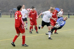 Schaltete sich oft in die Offensive ein: der engagiete, zweikampfstarke Abwehrspieler Sebastian Gundelach, der hier an FSC-Keeper Marc Reichhold scheitert