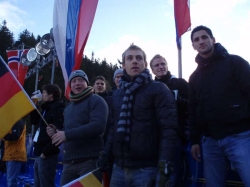 Mittendrin an der Mühlenkopfschanze beim Ski-Weltcup-Springen v.r., vorn = Mentor Latifi, Dennis Tornieporth & Sebastian Busch, hinten: Sebastian Gundelach, Enrico Gaede & Niklas Hanske    