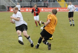 Augen zu...und...Buschi..., re. Eintracht-Keeper Jan Zimmermann