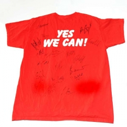Ein Restkontingent der  limitierten Auflage Löwen-Aufwärmt-T-Shirts YES WE CAN, mit Autogrammen des KSV-Teams,  gibt es noch auf der KSV-Geschäftsstelle