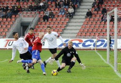 Waren trotz des Kantersieges vielbeschäftigt: die KSV-Abwehrstütze Mentor Latifi, Thorsten Schönewolf und Keeper Dennis Lamczyk