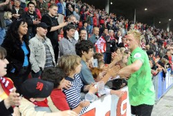 War bis zur Nachspielzeit schier unüberwindbar: KSV-Keeper Dennis Lamczyk in seinem grünen Outfit, hier zuletzt im Auestadion per Dank bei den KSV-Anhängern