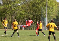 ...mit anschließendem Flugkopfball von Joshua