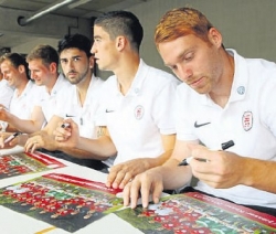 Autogramme vor dem Spiel gegen Kamerun: Enrico Gaede (von links), Ingmar Merle, Ricky Pinheiro, Stefan Müller und Nico Hammann präsentierten sich in dieser Form erstmals den KSV-Fans.