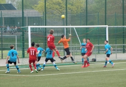 Lauritz beim Kopfball, beobachtet von Semih und Sükrücan