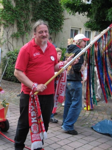 Günter Kratz mit seiner Fahne