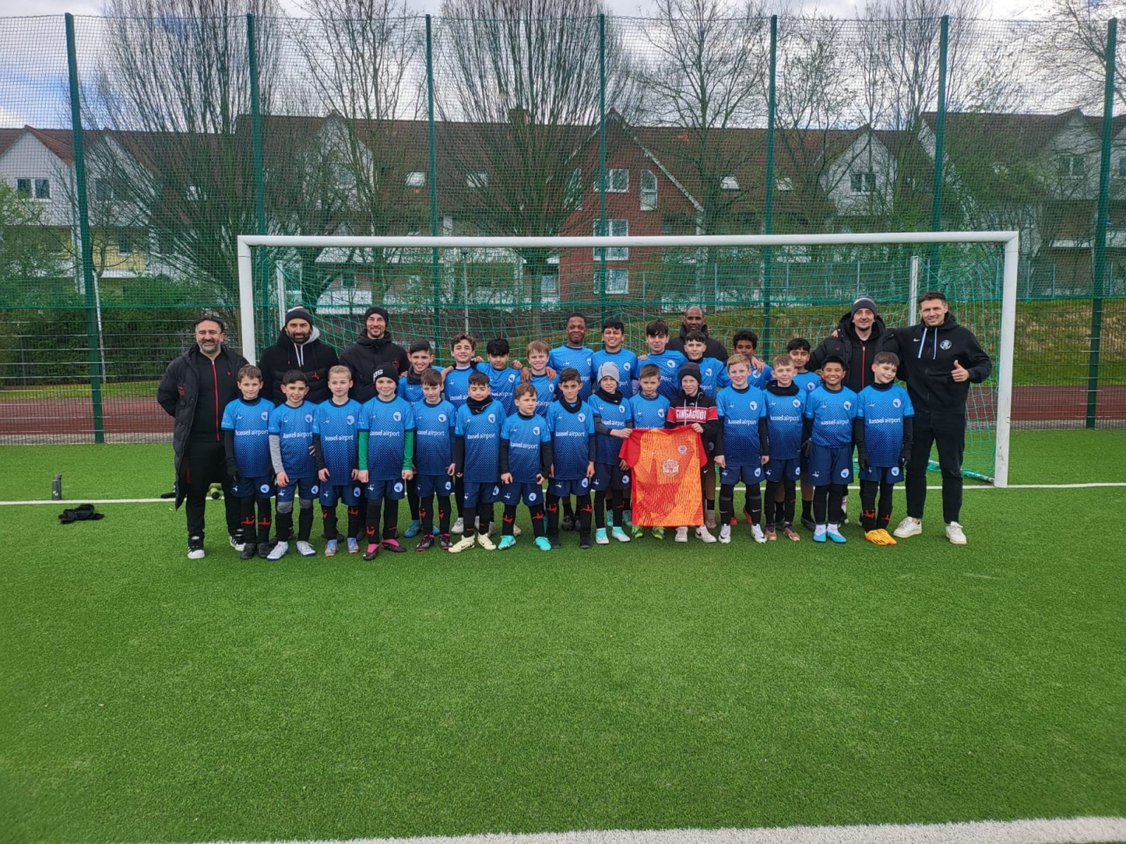 Gruppenbild Soccer Academy Kassel u.a. mit Sören Gonther und Tuncay Aral