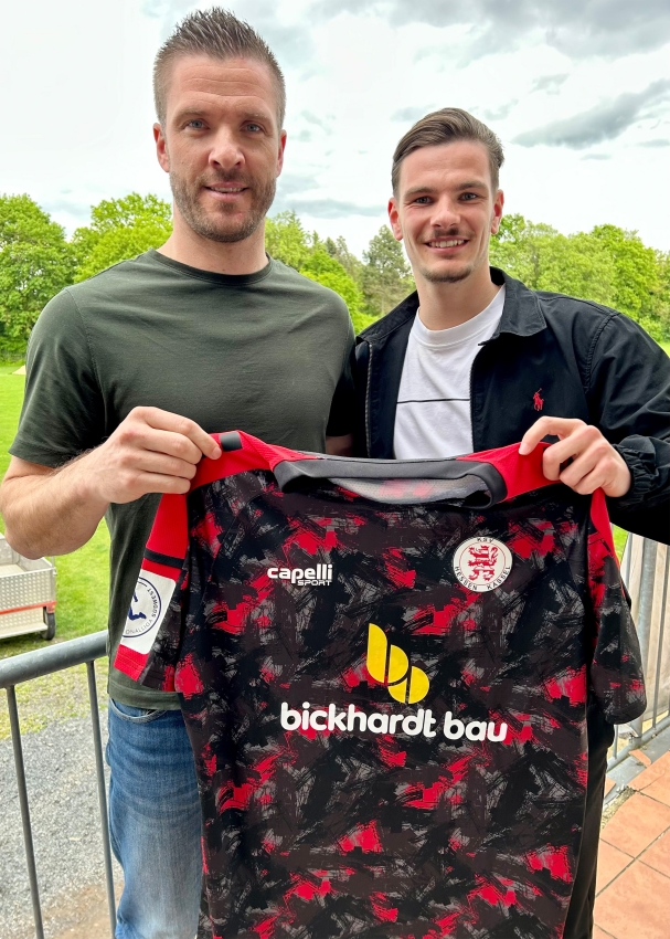 Finn Bindbeutel&nbsp; (re.) im Bild mit KSV-Sportdirektor Tobias Damm (li.).