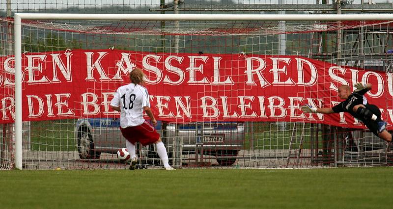 Daniel Beyer (li.) erzielt das 1:0 für Kassel - Florian Stahl geschlagen.