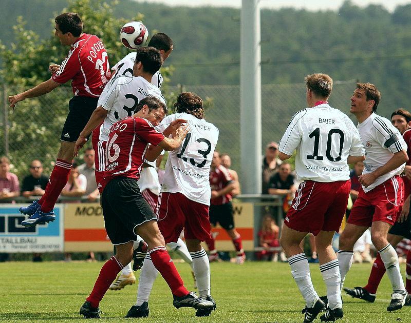 Kopfballduell im Strafraum Veselin Popovic (li.) Bulut Aksoy