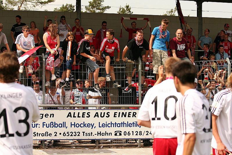 Mannschaft bedankt sich bei den ca.150 mitgereisten KSV-Fans in Wehen