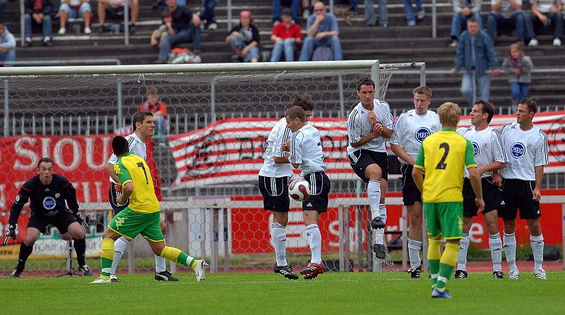 Gleich zu Beginn Gefahr im Kasseler Strafraum