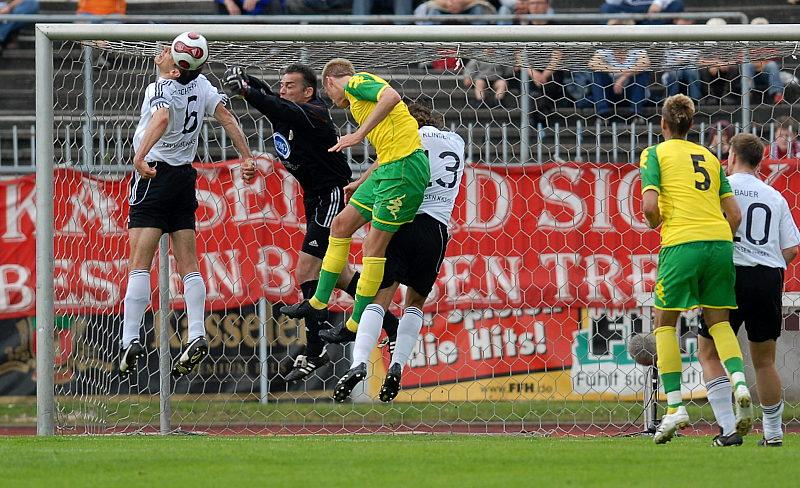 Oliver Adler klärt den Kopfball von Ralf Schmitt