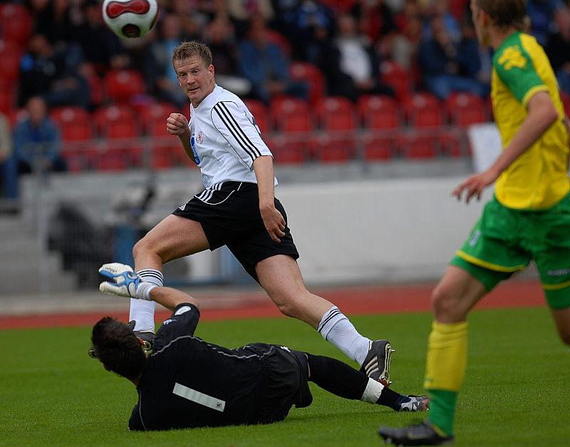 Thorsten Bauer bezwingt Keeper Philipp Tauschner zum 2:3 Anschlußtreffer