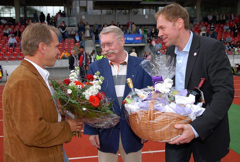 Ehrungen Teil 2: Jens Rose (li.) und Jochen Gabriel (r.) ehren Hans Knese (Mitte)