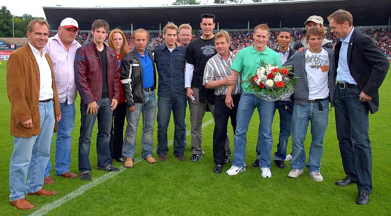 Blumen und Dank für den Aufstieg der 2. Mannschaft des KSV Hessen