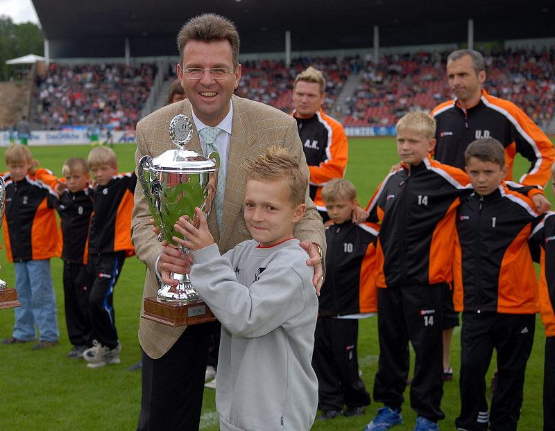Siegerpokal des e.on Mitte Cup überreicht durch Georg von Meiborn (e.on) an die Jugendmannschaft
