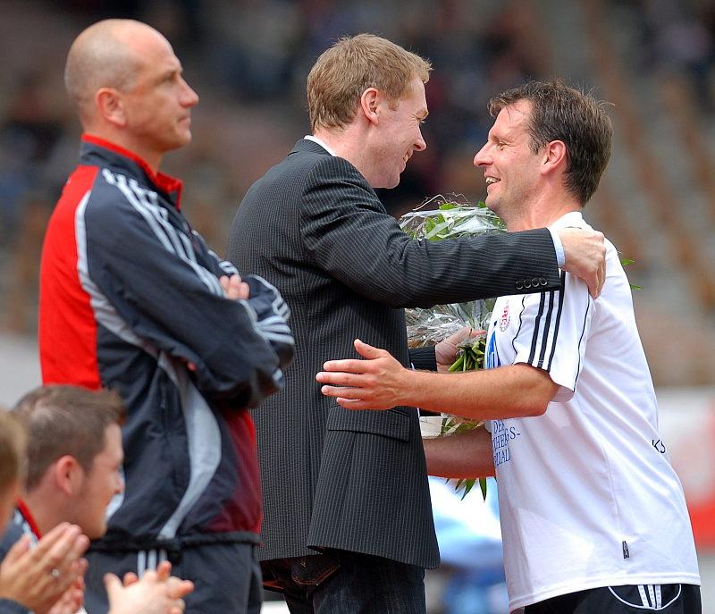 Abschied Teil 2: Jochen Gabriel (li.) verabschiedet Marc Arnold als Spieler