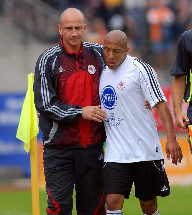 Abschied Teil 3: Julio Cesar imd Arm von Matthias Hamann (l.)