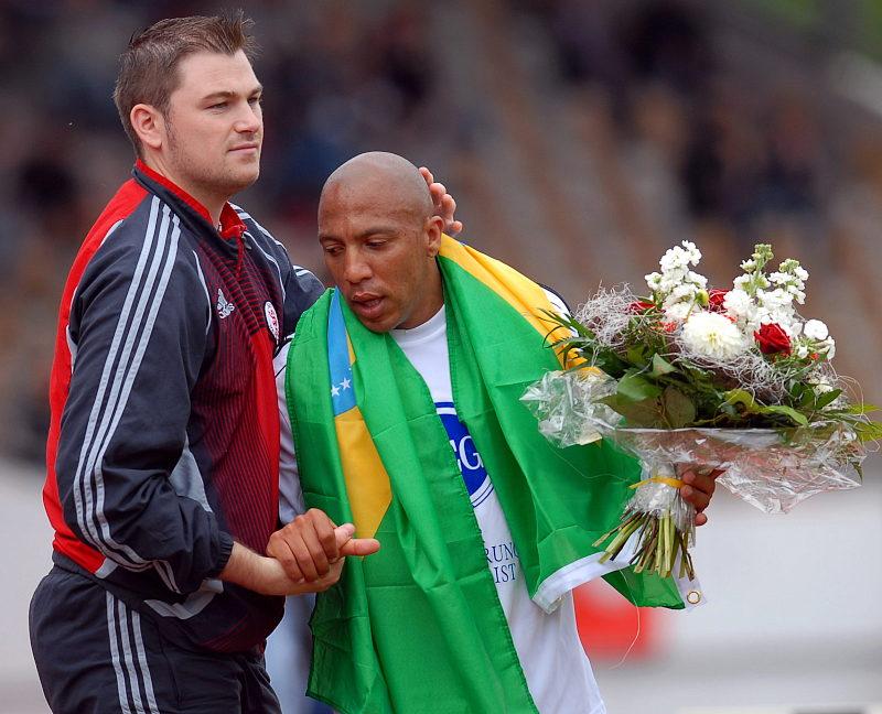 Abschied Teil 3: Blumen und Landesflagge für Julio Cesar