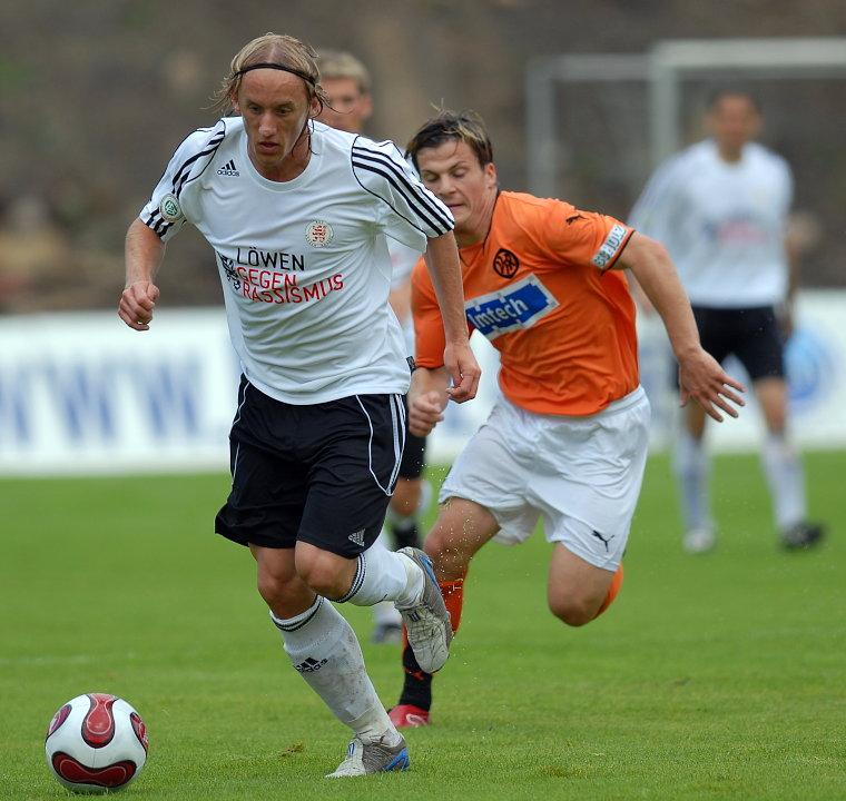 Daniel Beyer (KSV Hessen Kassel) am Ball verfolgt von Benjamin Wingerter (VfR Aalen)