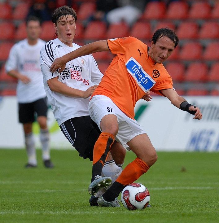 Zweikampf zwischen Jan Fießer (KSV Hessen Kassel) und Christian Holzer (VfR Aalen)