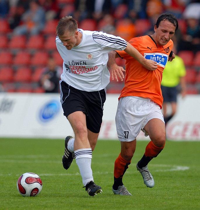 Kampf um den Ball Thorsten Bauer (KSV Hessen Kassel) und Christian Holzer (VfR Aalen)