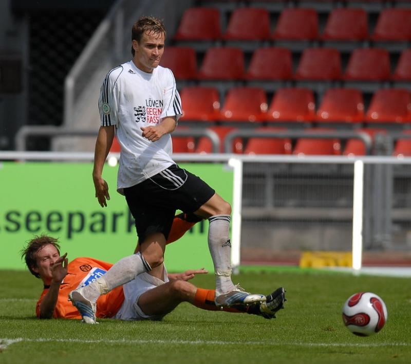 Zweikampf zwischen Sebastian Zinke (KSV Hessen Kassel) und Marco Sailer (VfR Aalen)