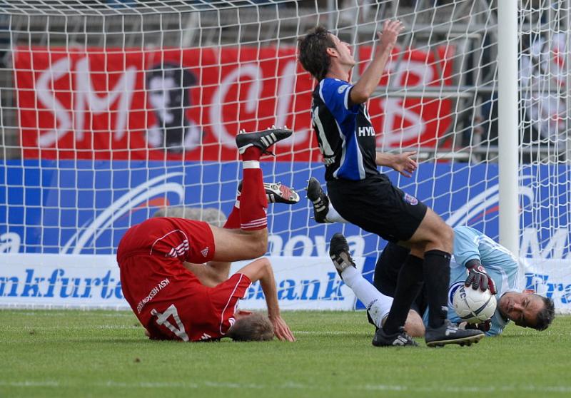 Jochen Höfler (FSV Frankfurt) scheitert an Tobias Willers (KSV Hessen Kassel) und Oliver Adler (KSV Hessen Kassel)