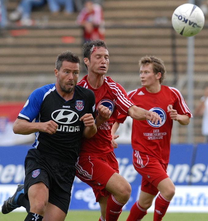 im harten Zweikampf Markus Gaubatz (FSV Frankfurt) (L) und Michael Kümmerle (KSV Hessen Kassel) (M), Martin Scholze (KSV Hessen Kassel) (R)