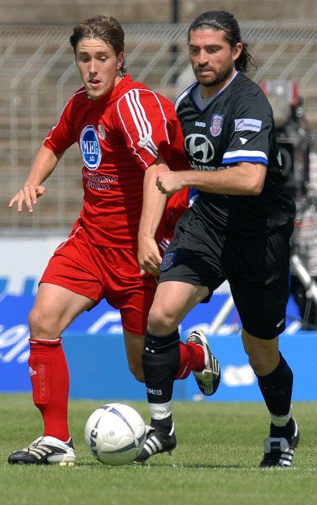 Zweikampf zwischen Jan Fießer (KSV Hessen Kassel) (L) und Angelo Barletta (FSV Frankfurt) (R)