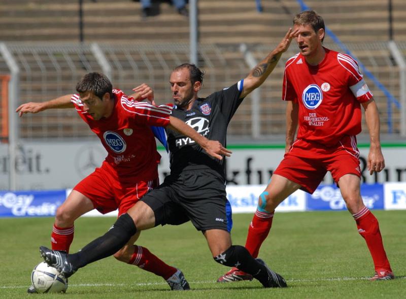 Kampf um den Ball zwischen Erich Strobel (KSV Hessen Kassel) (L), Matias Cenci (FSV Frankfurt) (M), Thorsten Schönewolf (KSV Hessen Kassel) (R)
