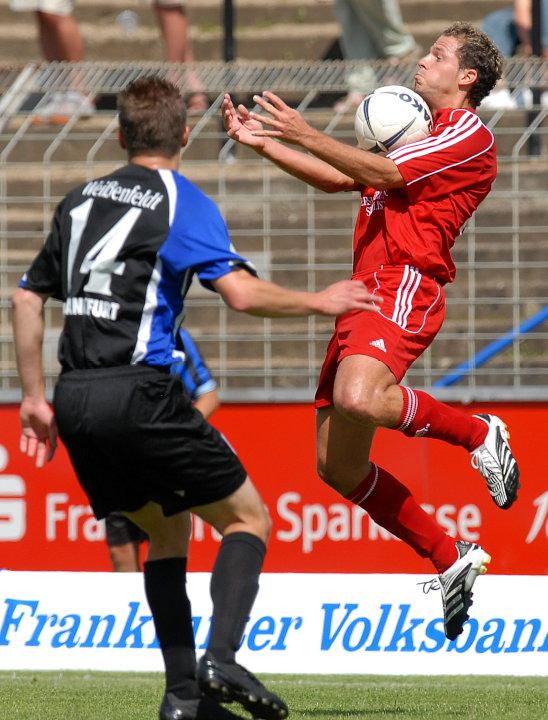 Lars Weißenfeldt (FSV Frankfurt) beobachtet Ballannahme von Denis Berger (KSV Hessen Kassel) (R)