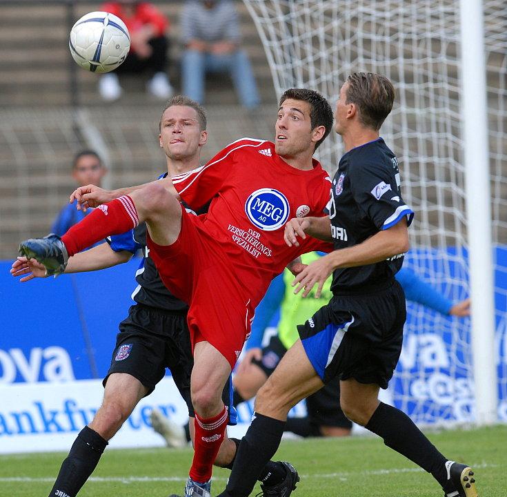 Erich Strobel (KSV Hessen Kassel) in der Zange von Lars Weißenfeldt (FSV Frankfurt) und Renato Levy (FSV Frankfurt) (R)