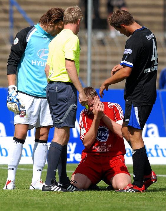 Aua, Thorsten Bauer (KSV Hessen Kassel) etwas angeschlagen