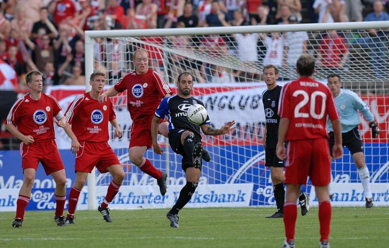 im KSV Hessen Strafraum: Matias Cenci (FSV Frankfurt) (M) am Ball
