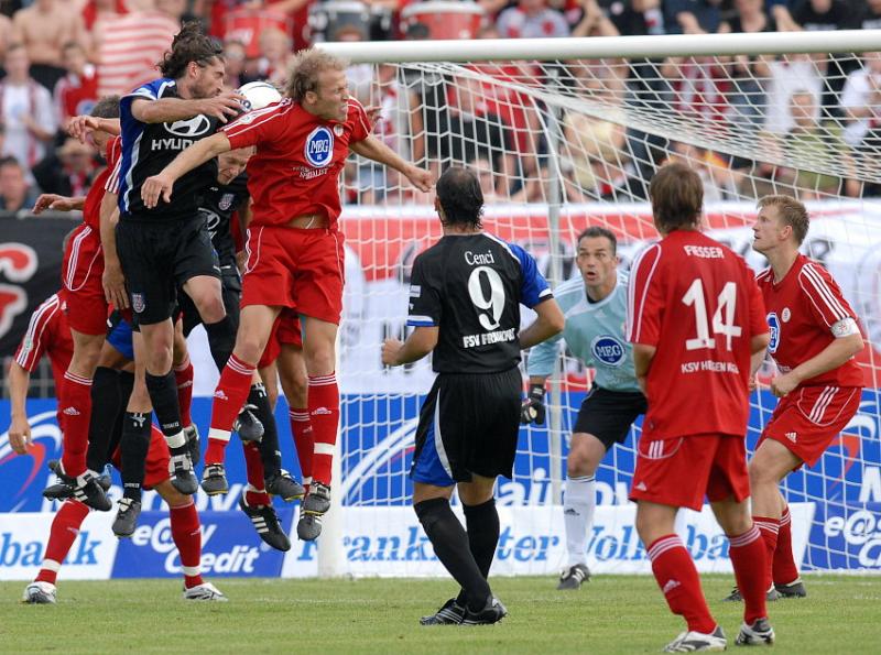 Kopfballduell im Strafraum: Angelo Barletta (FSV Frankfurt) und Christoph Keim (KSV Hessen Kassel) (R)