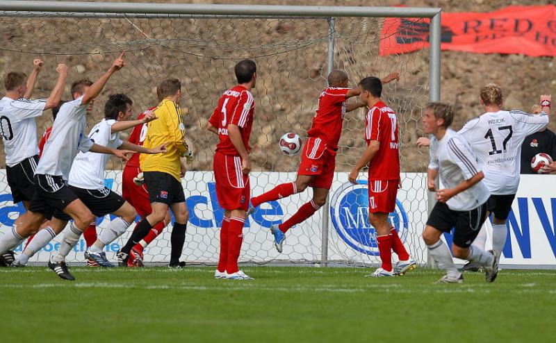 Jan Fießer (KSV Hessen Kassel) (2. v. R. ) erzielt das 2:2
