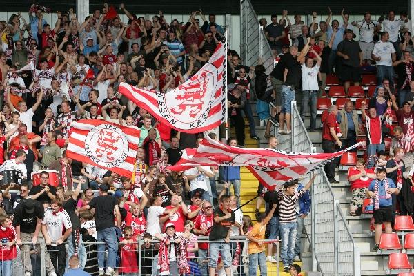 Die Kasseler Fans Freuden sich ueber das 2:2 

